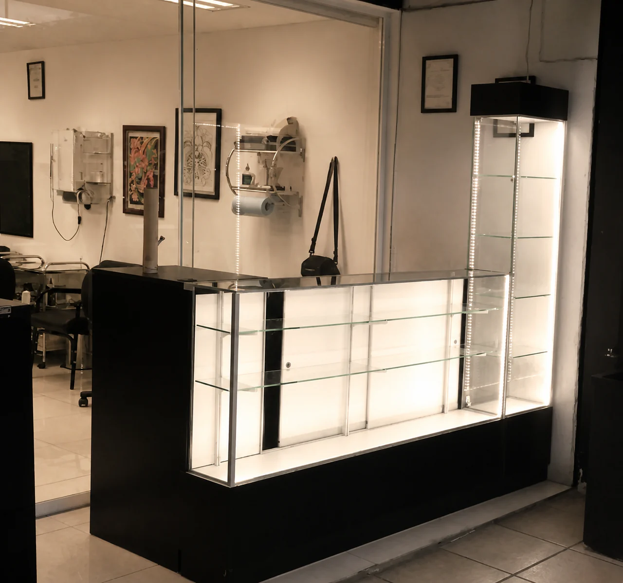 Mostrador comercial iluminado con vitrina integrada para atención en punto de venta