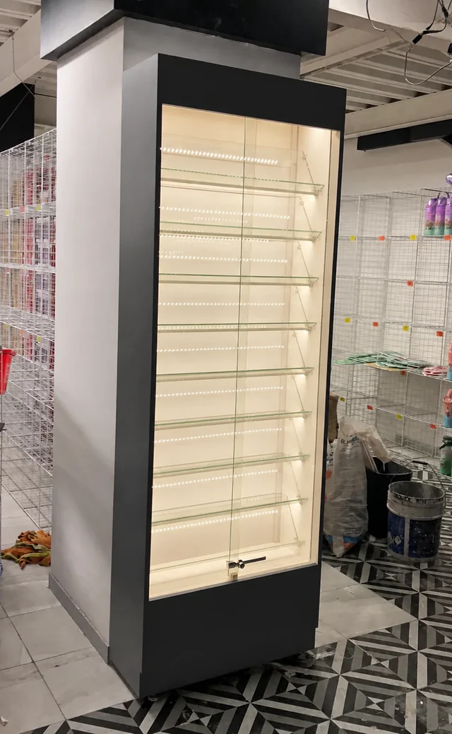 Exhibidor mural blanco con repisas para tienda especializada