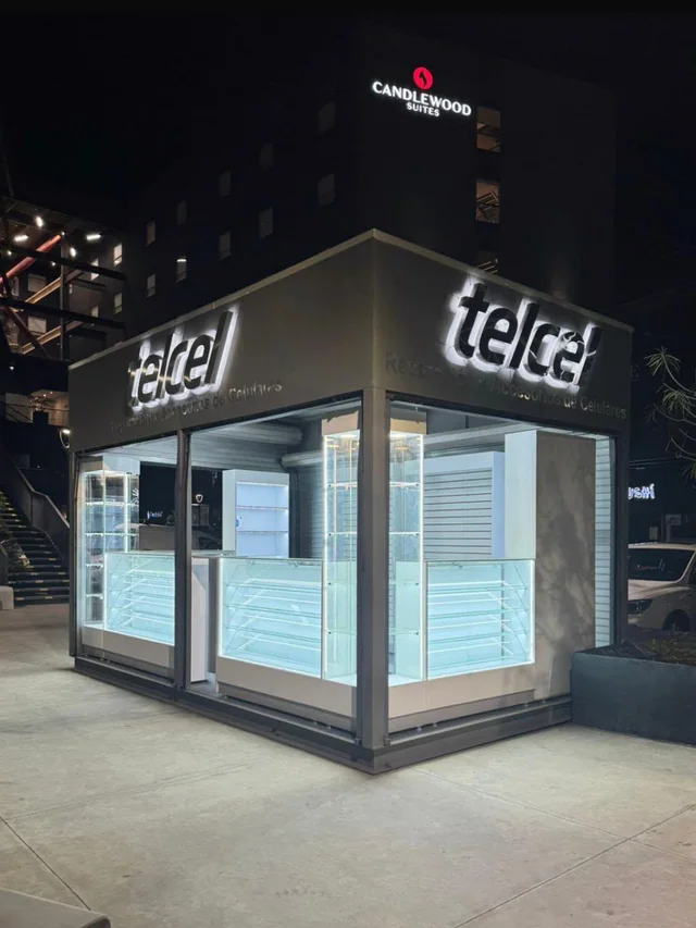 Corner comercial con estructura perimetral y módulos de exhibición