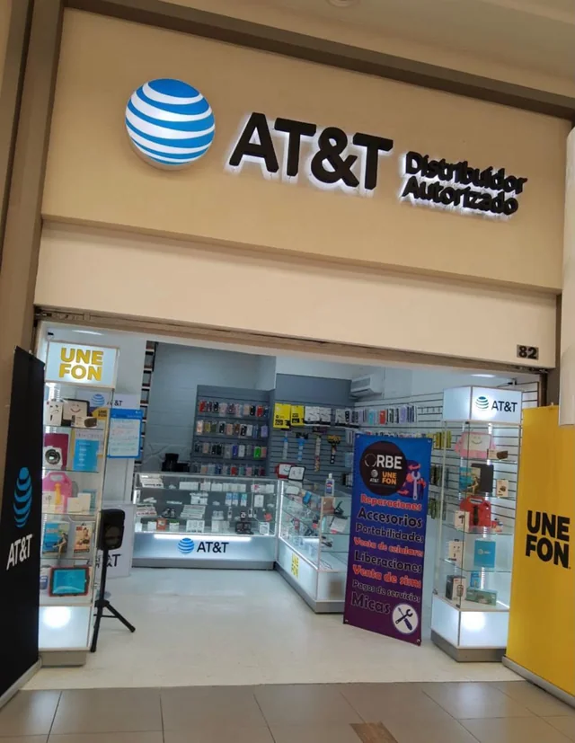 Mobiliario de punto de venta para espacio retail con mostradores y exhibidores