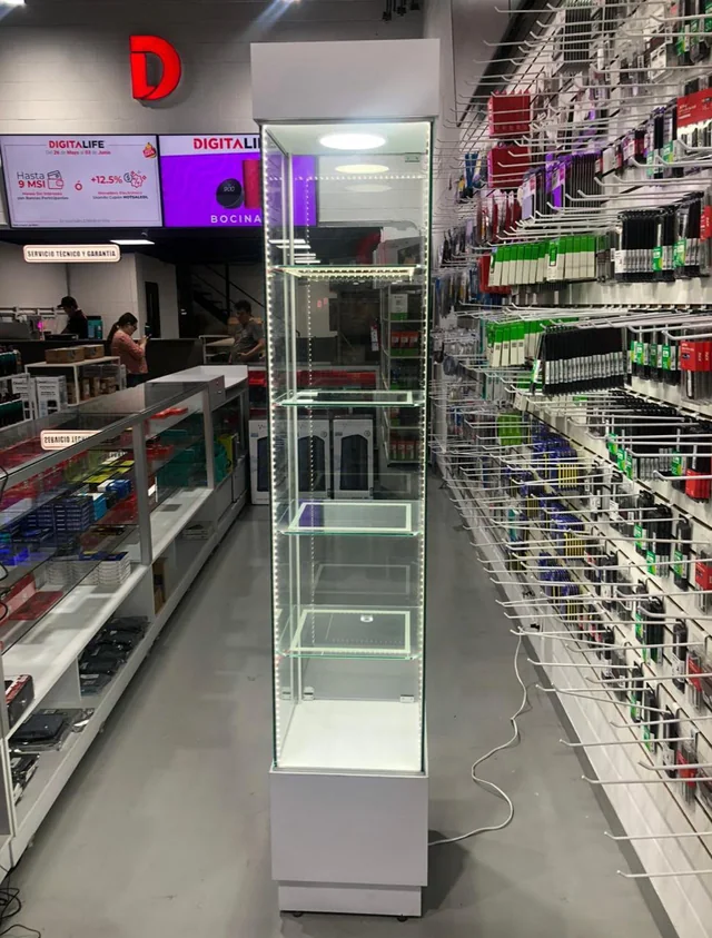 Pasillo comercial con exhibidores y vitrinas para producto especializado