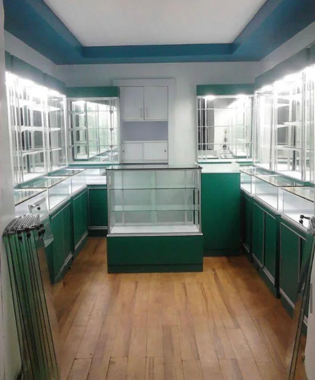 Vitrinas y mostrador para tienda con acabado laminado y vidrio